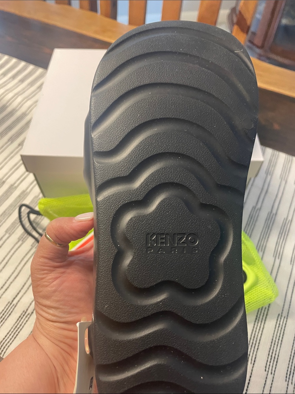 Kenzo Unisex Black Rubber Slide Sandals with Logo Accent - Picture 6 of 7